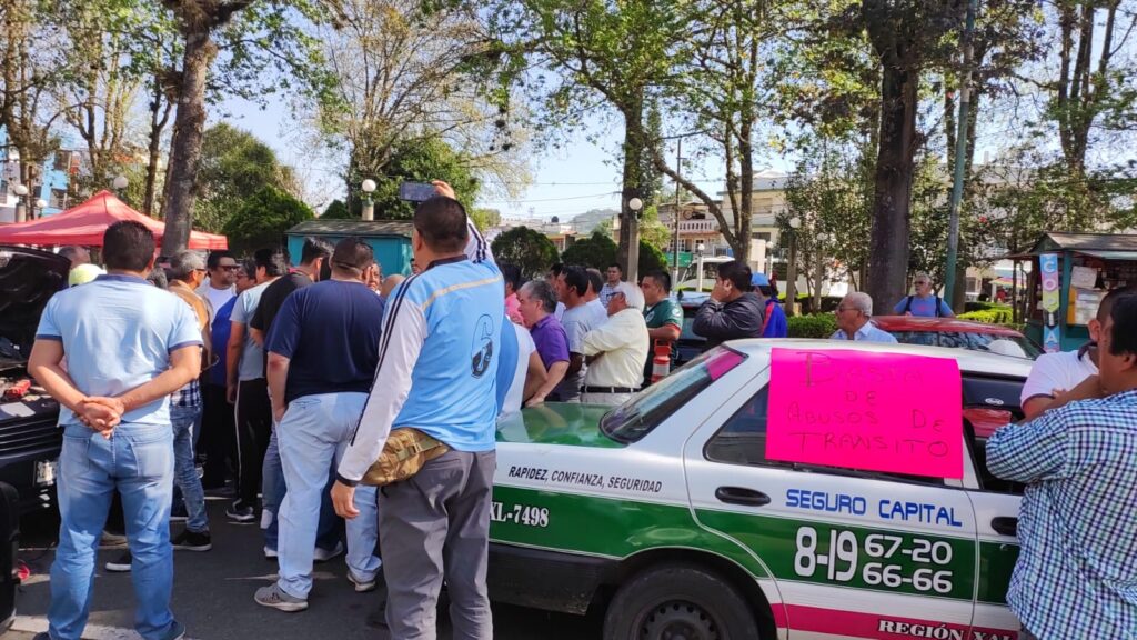 Se apostaron trabajadores del volante en la oficina de Tránsito Estatal