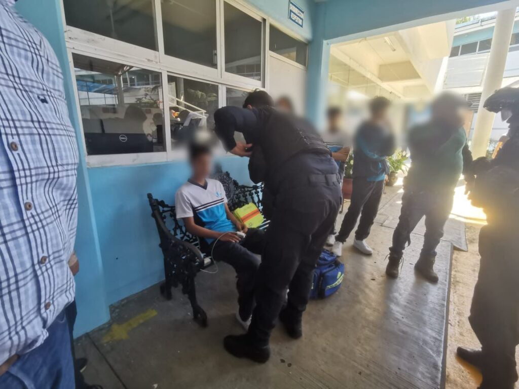 La SSP indicó también que se brindó atención a menor que sufrió una caída a causa de un desmayo, en un centro educativo de la ciudad de Xalapa.